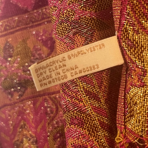 Collection 18 large pink/rose scarf with gold threads. - Picture 7 of 8